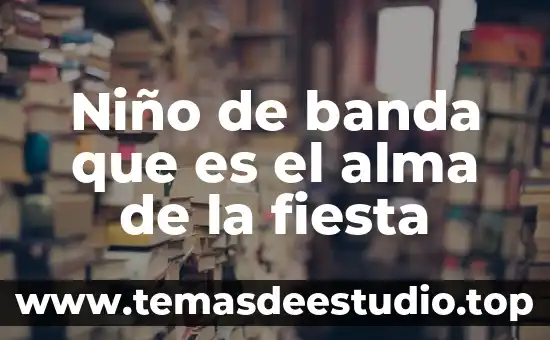 Niño de banda que es el alma de la fiesta